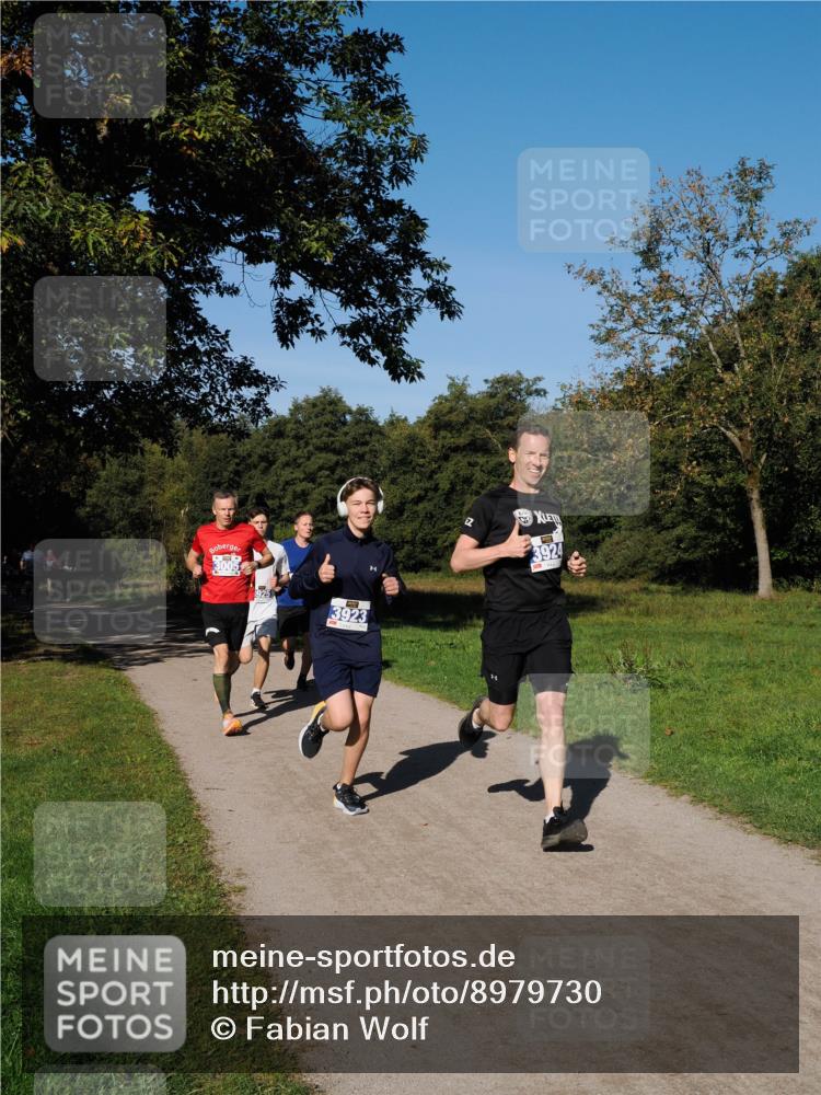 28.09.2025 - 33. Volkslauf durch das schöne Alstertal Fabian Wolf http://msf.ph/oto/8979730 28.09.2025 10:33:55 Laufen 3005, 3923, 3924 meine-sportfotos.de