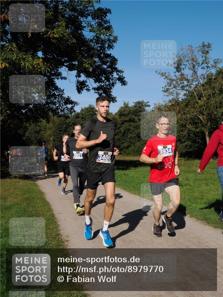 28.09.2025 - 33. Volkslauf durch das schöne Alstertal Fabian Wolf http://msf.ph/oto/8979770 28.09.2025 10:34:05 Laufen 3921, 3406, 3, 3934 meine-sportfotos.de