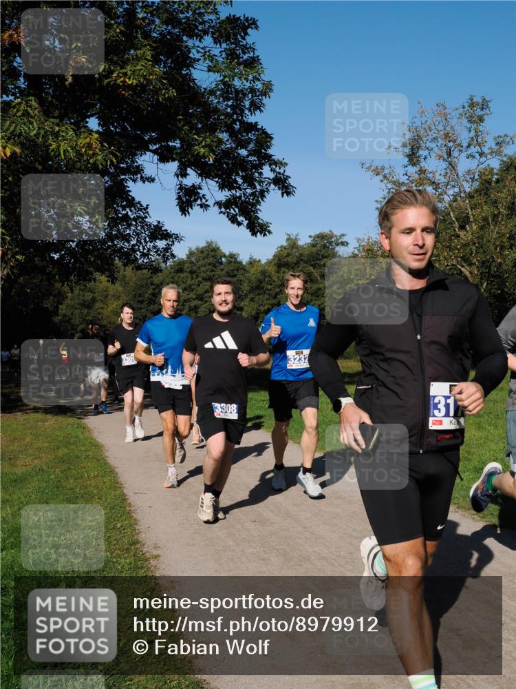 28.09.2025 - 33. Volkslauf durch das schöne Alstertal Fabian Wolf http://msf.ph/oto/8979912 28.09.2025 10:34:38 Laufen 1213, 3305, 3308, 3232, 31 meine-sportfotos.de