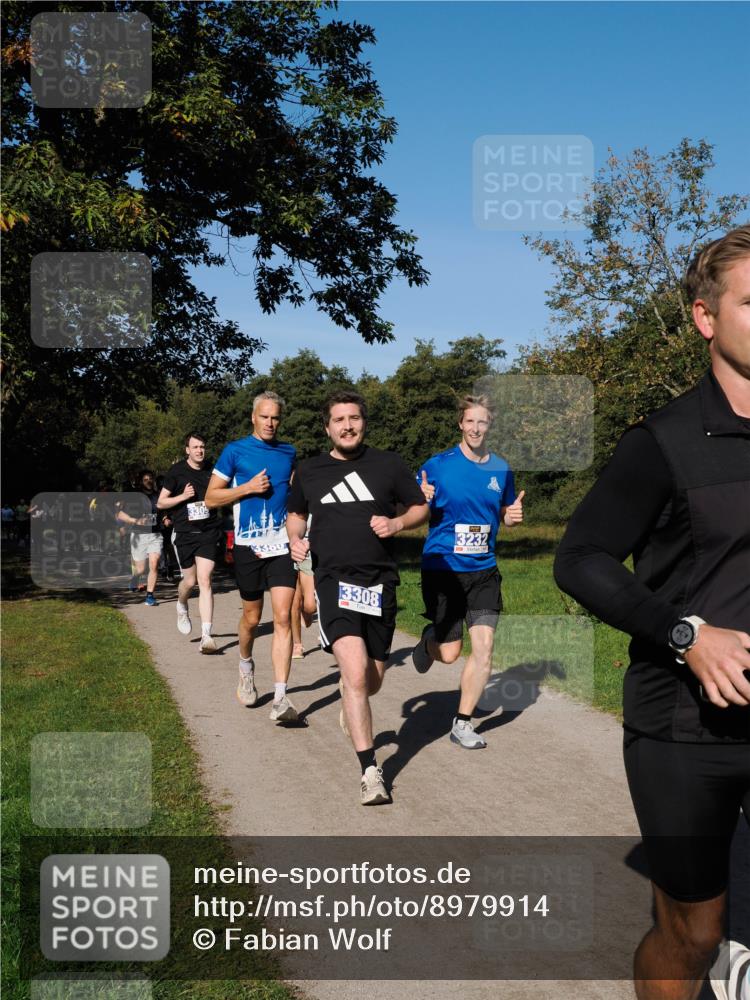 28.09.2025 - 33. Volkslauf durch das schöne Alstertal Fabian Wolf http://msf.ph/oto/8979914 28.09.2025 10:34:38 Laufen 3305, 3308, 3232 meine-sportfotos.de