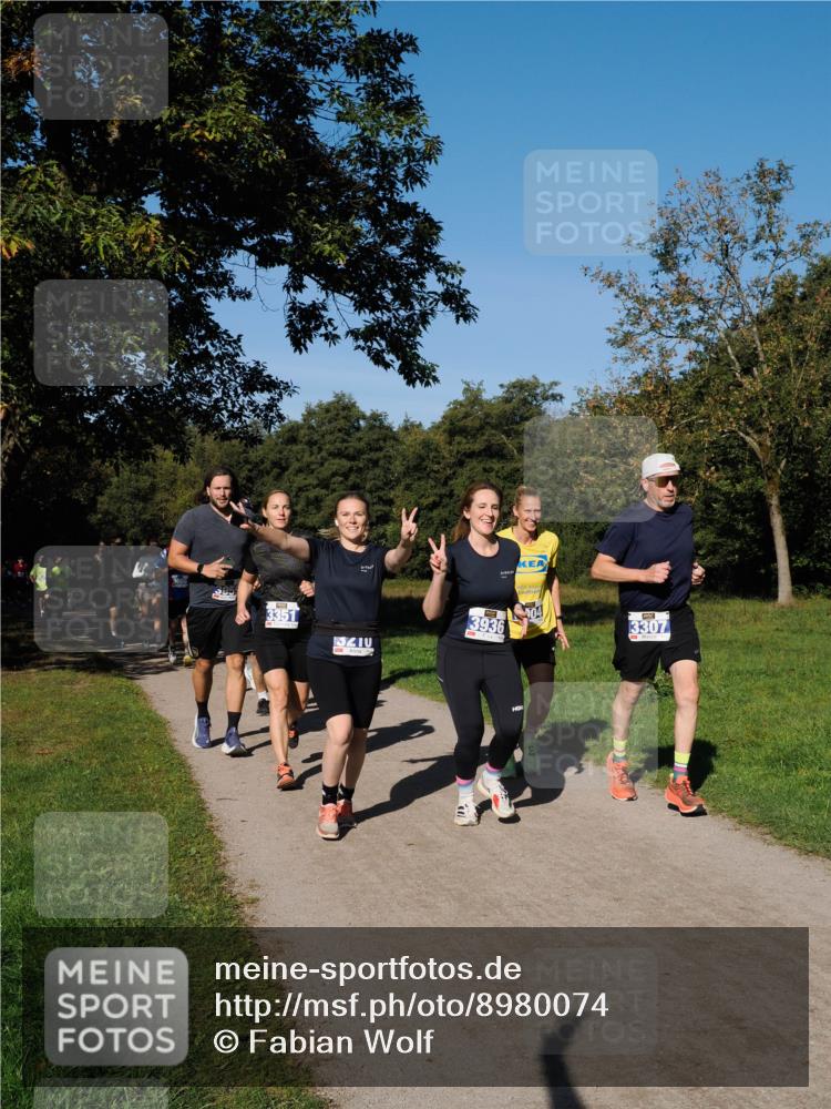 28.09.2025 - 33. Volkslauf durch das schöne Alstertal Fabian Wolf http://msf.ph/oto/8980074 28.09.2025 10:35:04 Laufen 3351, 5210, 3936, 3307 meine-sportfotos.de