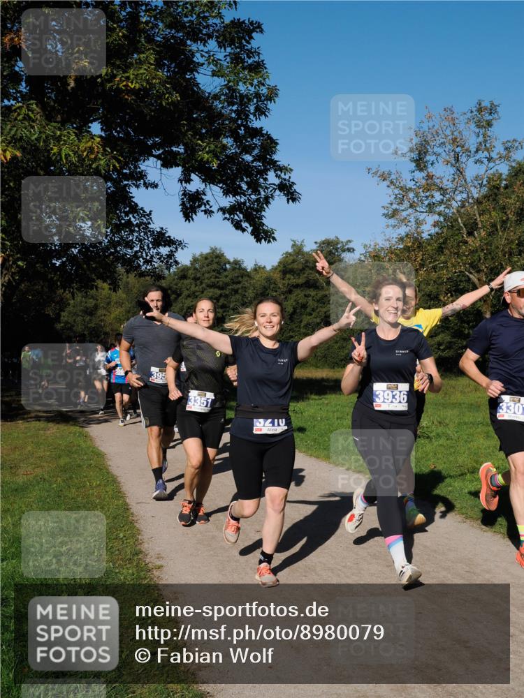 28.09.2025 - 33. Volkslauf durch das schöne Alstertal Fabian Wolf http://msf.ph/oto/8980079 28.09.2025 10:35:05 Laufen 395, 3351, 5210, 3936, 330 meine-sportfotos.de