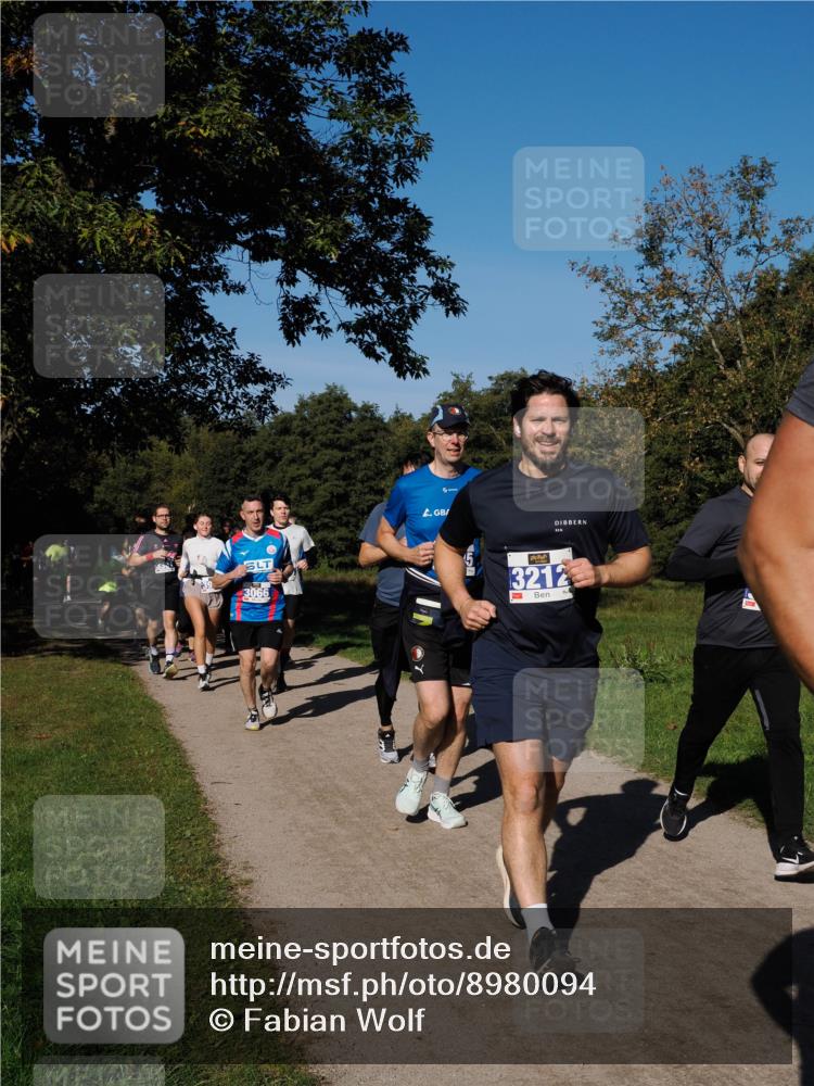 28.09.2025 - 33. Volkslauf durch das schöne Alstertal Fabian Wolf http://msf.ph/oto/8980094 28.09.2025 10:35:07 Laufen 5598, 6, 3066, 3212 meine-sportfotos.de