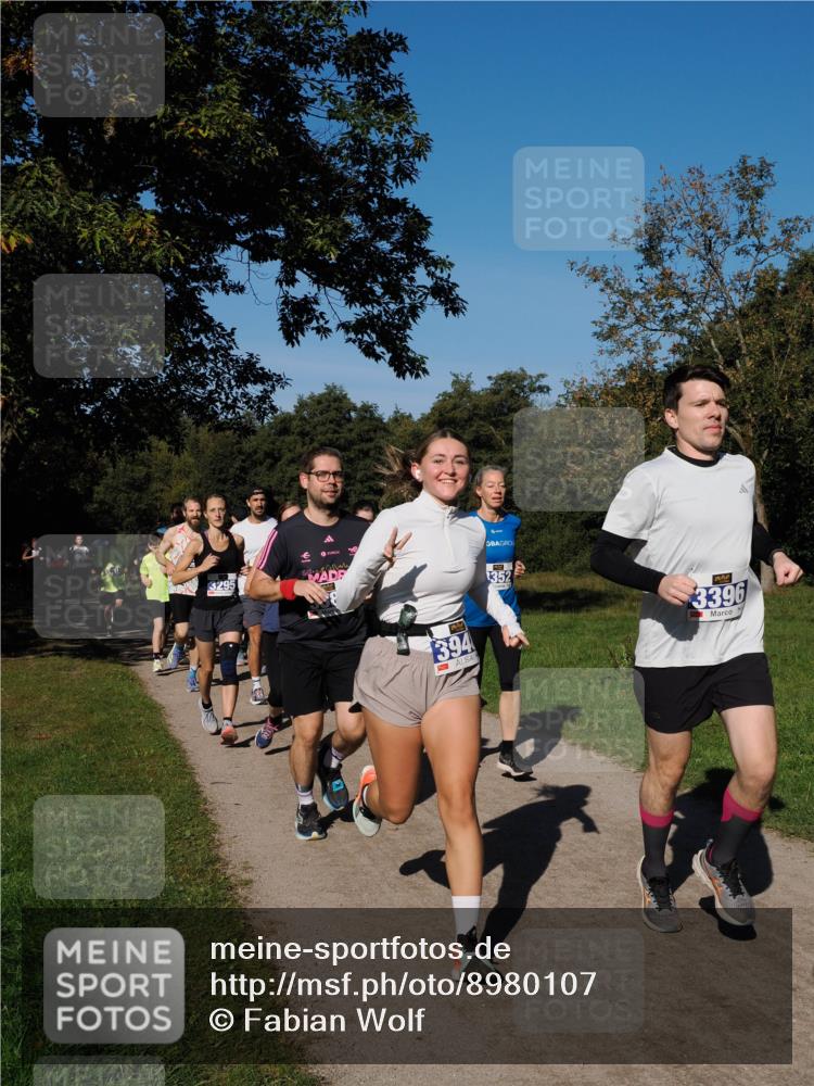 28.09.2025 - 33. Volkslauf durch das schöne Alstertal Fabian Wolf http://msf.ph/oto/8980107 28.09.2025 10:35:09 Laufen 3295, 394, 352, 3396 meine-sportfotos.de