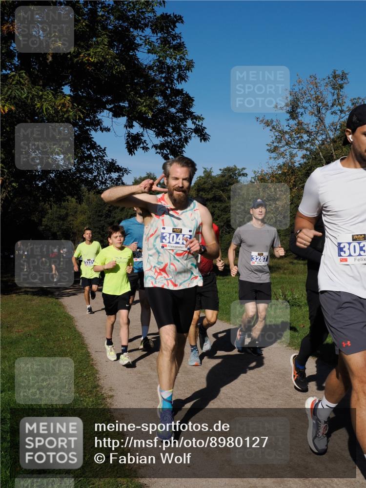28.09.2025 - 33. Volkslauf durch das schöne Alstertal Fabian Wolf http://msf.ph/oto/8980127 28.09.2025 10:35:12 Laufen 3331, 304, 303, 3287, 1 meine-sportfotos.de