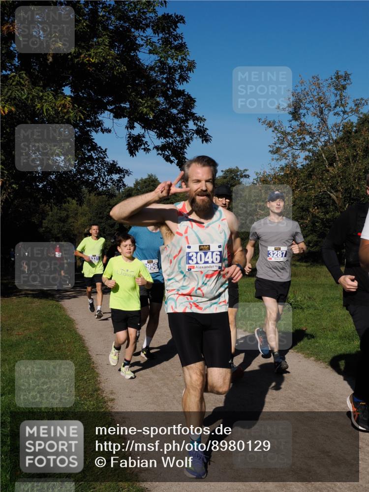 28.09.2025 - 33. Volkslauf durch das schöne Alstertal Fabian Wolf http://msf.ph/oto/8980129 28.09.2025 10:35:12 Laufen 956, 3, 3046, 3287 meine-sportfotos.de