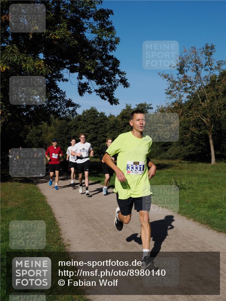 28.09.2025 - 33. Volkslauf durch das schöne Alstertal Fabian Wolf http://msf.ph/oto/8980140 28.09.2025 10:35:15 Laufen 3316, 3179, 3414, 3331 meine-sportfotos.de