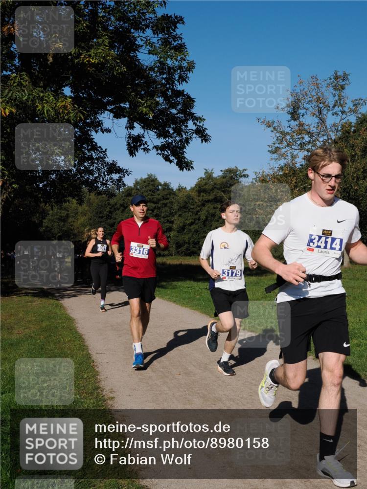 28.09.2025 - 33. Volkslauf durch das schöne Alstertal Fabian Wolf http://msf.ph/oto/8980158 28.09.2025 10:35:17 Laufen 3081, 3316, 3179, 3414, 1 meine-sportfotos.de