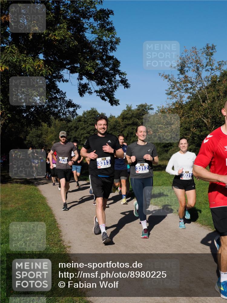 28.09.2025 - 33. Volkslauf durch das schöne Alstertal Fabian Wolf http://msf.ph/oto/8980225 28.09.2025 10:35:29 Laufen 3278, 3313, 3312, 031 meine-sportfotos.de