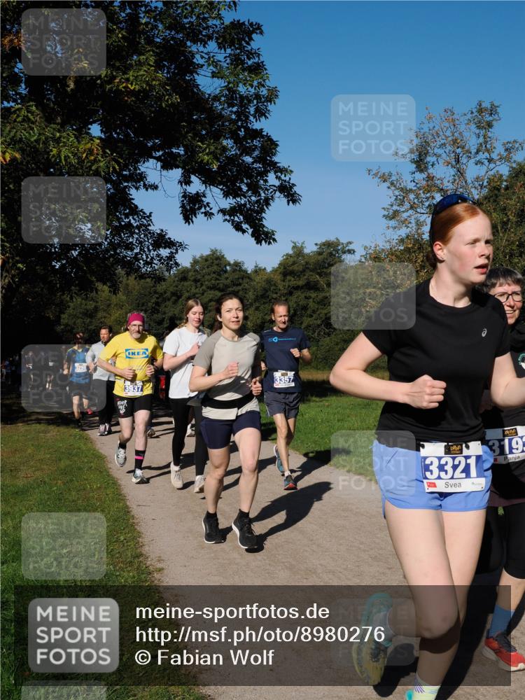 28.09.2025 - 33. Volkslauf durch das schöne Alstertal Fabian Wolf http://msf.ph/oto/8980276 28.09.2025 10:35:35 Laufen 3937, 3357, 3321, 319 meine-sportfotos.de