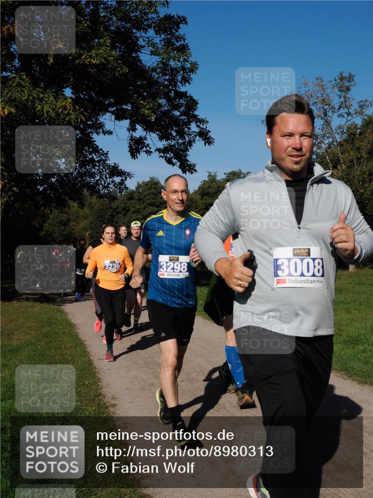 28.09.2025 - 33. Volkslauf durch das schöne Alstertal Fabian Wolf http://msf.ph/oto/8980313 28.09.2025 10:35:39 Laufen 3236, 3298, 3008 meine-sportfotos.de