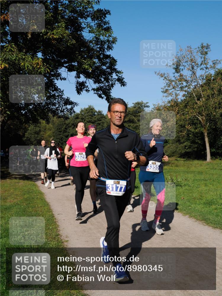 28.09.2025 - 33. Volkslauf durch das schöne Alstertal Fabian Wolf http://msf.ph/oto/8980345 28.09.2025 10:35:44 Laufen 318, 3329, 3177, 3355 meine-sportfotos.de