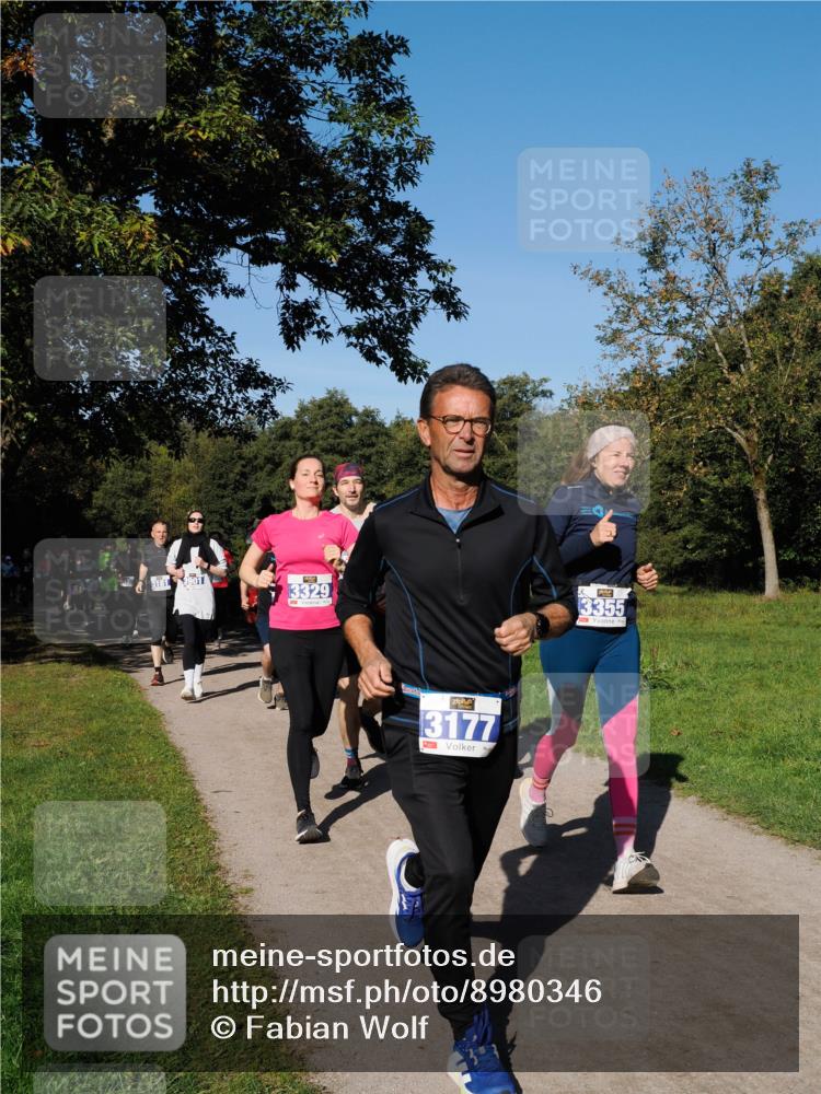 28.09.2025 - 33. Volkslauf durch das schöne Alstertal Fabian Wolf http://msf.ph/oto/8980346 28.09.2025 10:35:44 Laufen 3329, 3177, 1, 3355 meine-sportfotos.de