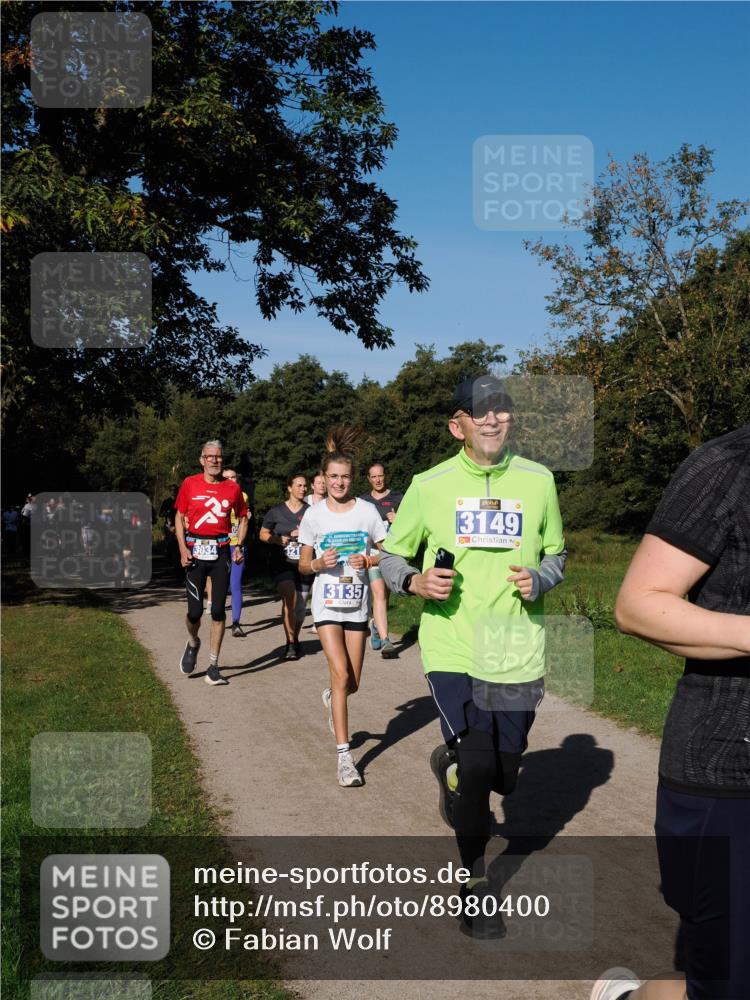 28.09.2025 - 33. Volkslauf durch das schöne Alstertal Fabian Wolf http://msf.ph/oto/8980400 28.09.2025 10:35:53 Laufen 3034, 3135, 3149 meine-sportfotos.de