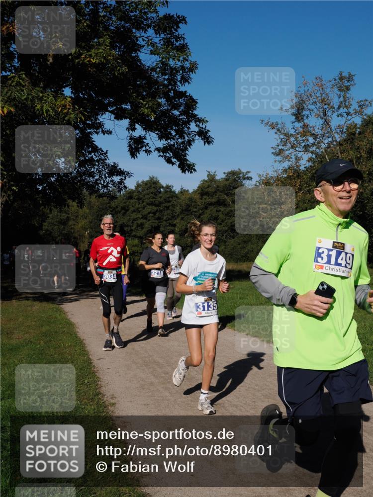 28.09.2025 - 33. Volkslauf durch das schöne Alstertal Fabian Wolf http://msf.ph/oto/8980401 28.09.2025 10:35:53 Laufen 3034, 3218, 13135, 3149 meine-sportfotos.de