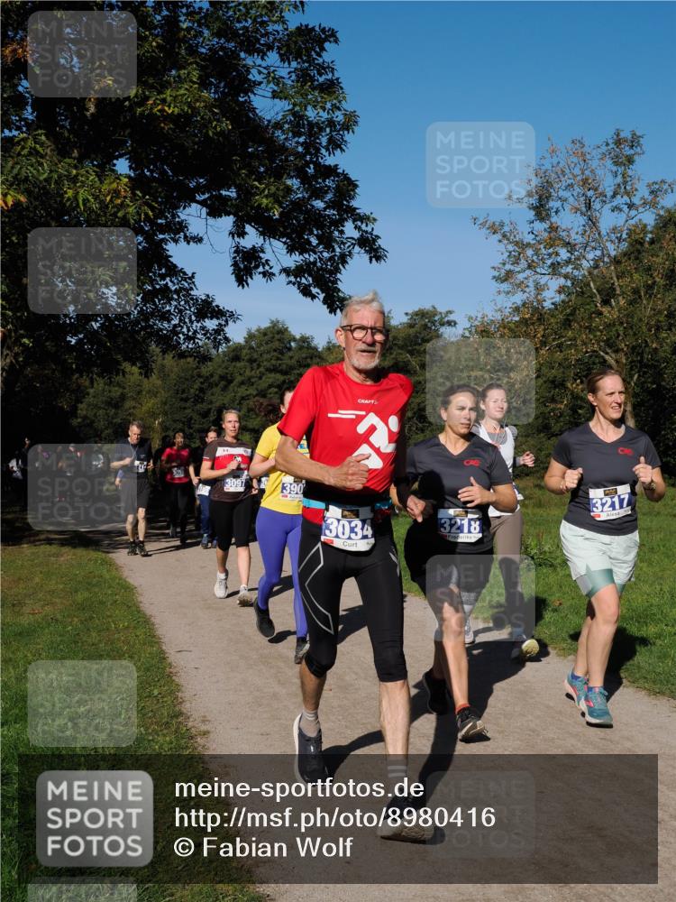 28.09.2025 - 33. Volkslauf durch das schöne Alstertal Fabian Wolf http://msf.ph/oto/8980416 28.09.2025 10:35:55 Laufen 3059, 3097, 390, 3, 3034, 3218, 3217 meine-sportfotos.de