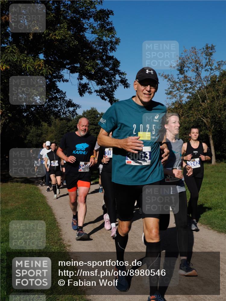 28.09.2025 - 33. Volkslauf durch das schöne Alstertal Fabian Wolf http://msf.ph/oto/8980546 28.09.2025 10:36:15 Laufen 3195, 3405, 316, 2025, 3003, 3242 meine-sportfotos.de
