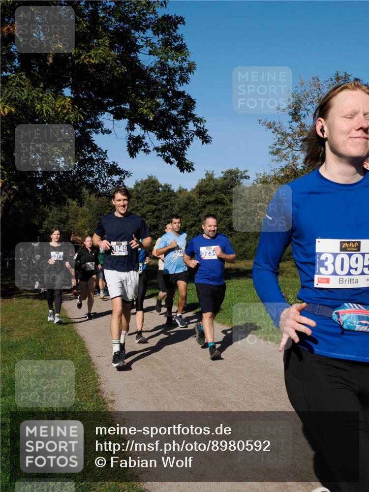 28.09.2025 - 33. Volkslauf durch das schöne Alstertal Fabian Wolf http://msf.ph/oto/8980592 28.09.2025 10:36:20 Laufen 3949, 3377, 3233, 3234, 3095 meine-sportfotos.de