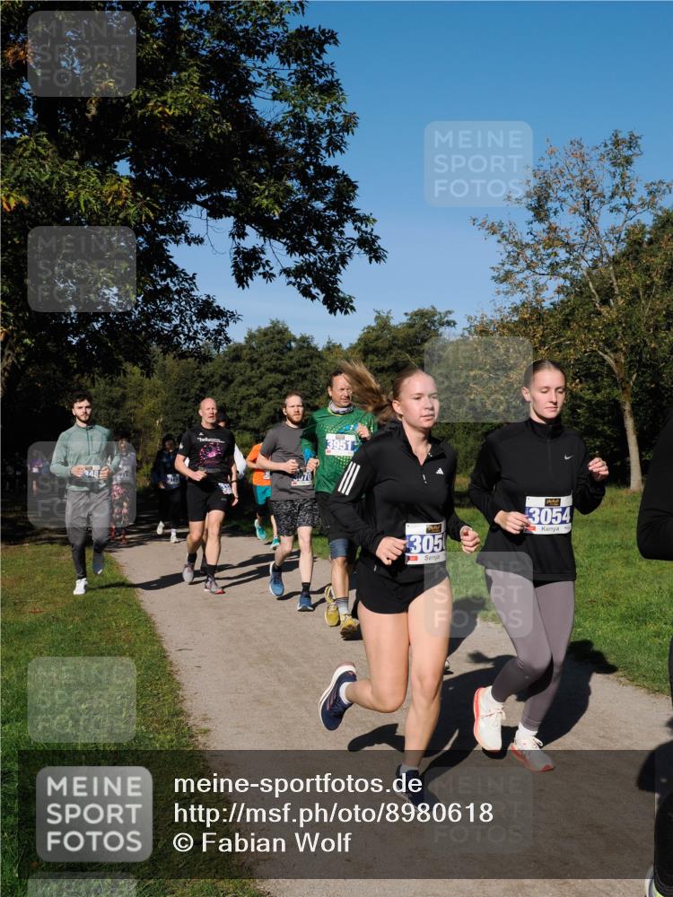 28.09.2025 - 33. Volkslauf durch das schöne Alstertal Fabian Wolf http://msf.ph/oto/8980618 28.09.2025 10:36:23 Laufen 348, 305, 3054 meine-sportfotos.de