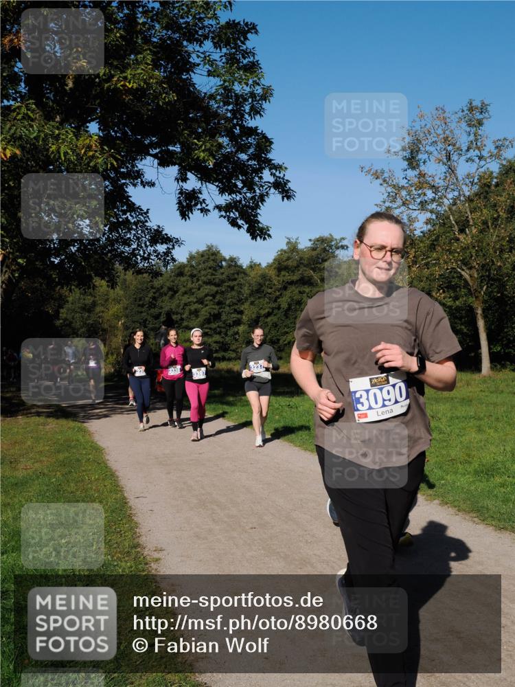 28.09.2025 - 33. Volkslauf durch das schöne Alstertal Fabian Wolf http://msf.ph/oto/8980668 28.09.2025 10:36:31 Laufen 3338, 3397, 3090 meine-sportfotos.de