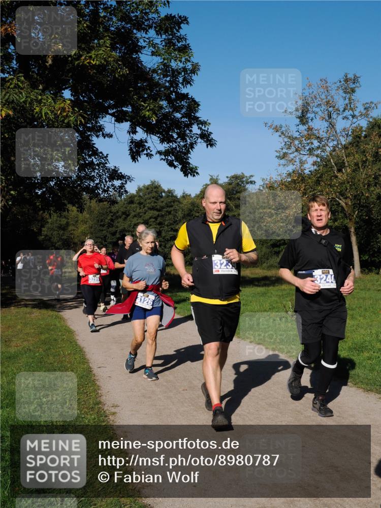 28.09.2025 - 33. Volkslauf durch das schöne Alstertal Fabian Wolf http://msf.ph/oto/8980787 28.09.2025 10:36:48 Laufen 3289, 3126, 323, 3240 meine-sportfotos.de