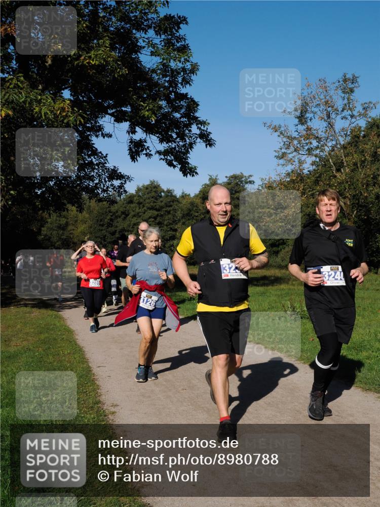 28.09.2025 - 33. Volkslauf durch das schöne Alstertal Fabian Wolf http://msf.ph/oto/8980788 28.09.2025 10:36:49 Laufen 3289, 3126, 323, 3240 meine-sportfotos.de