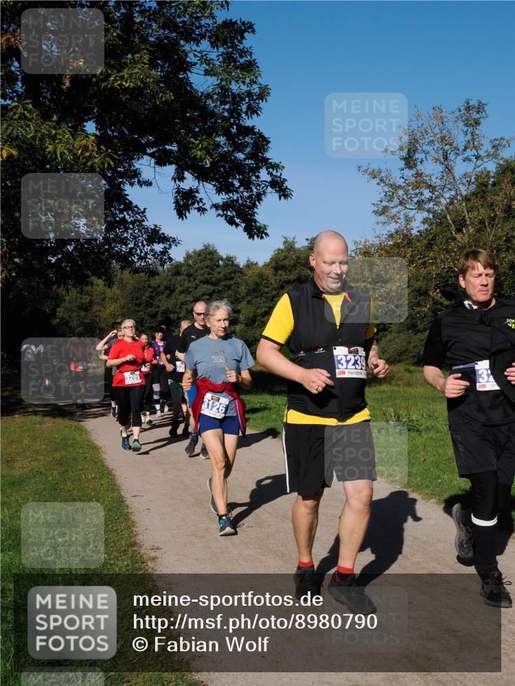 28.09.2025 - 33. Volkslauf durch das schöne Alstertal Fabian Wolf http://msf.ph/oto/8980790 28.09.2025 10:36:49 Laufen 3289, 3126, 3239, 132 meine-sportfotos.de
