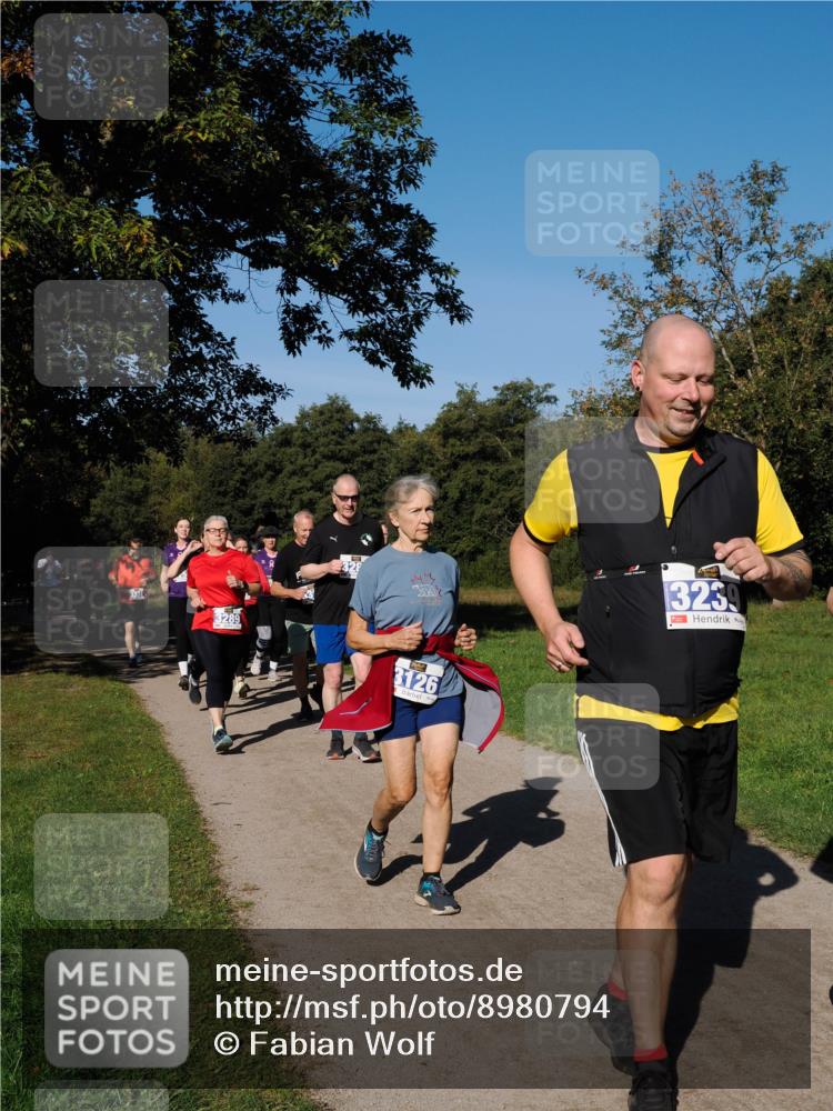 28.09.2025 - 33. Volkslauf durch das schöne Alstertal Fabian Wolf http://msf.ph/oto/8980794 28.09.2025 10:36:49 Laufen 3289, 3126, 3239 meine-sportfotos.de