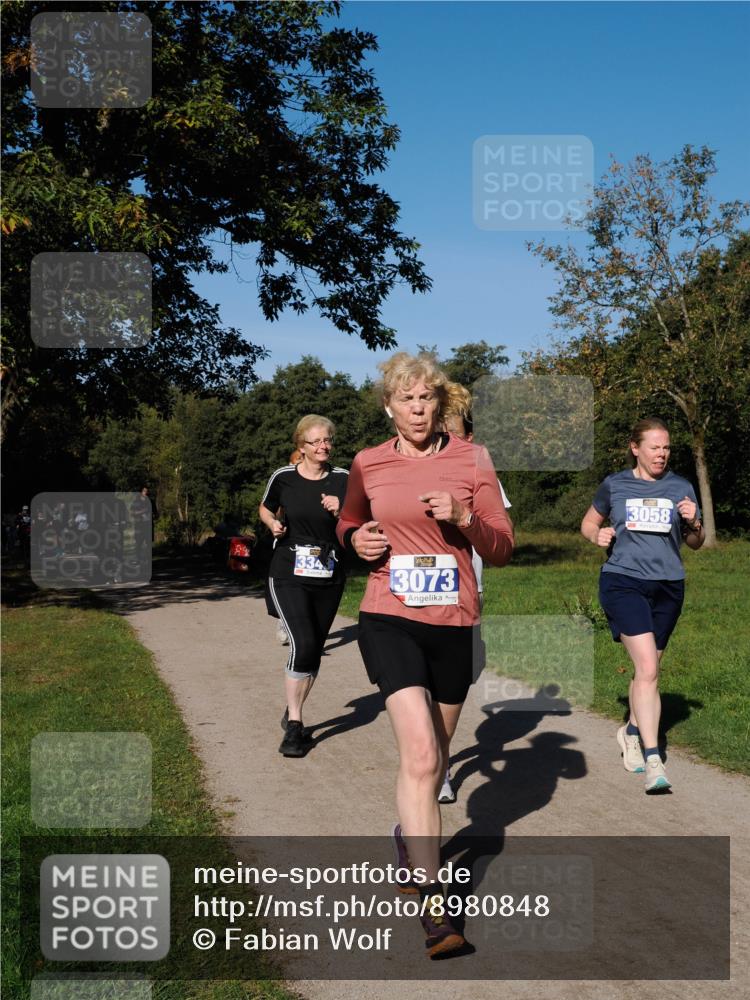 28.09.2025 - 33. Volkslauf durch das schöne Alstertal Fabian Wolf http://msf.ph/oto/8980848 28.09.2025 10:36:58 Laufen 334, 3073, 3058 meine-sportfotos.de