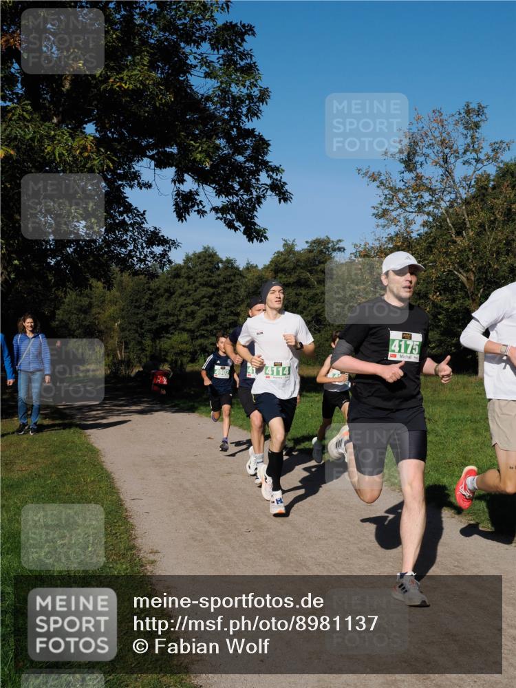 28.09.2025 - 33. Volkslauf durch das schöne Alstertal Fabian Wolf http://msf.ph/oto/8981137 28.09.2025 10:38:22 Laufen 4902, 4114, 4175 meine-sportfotos.de