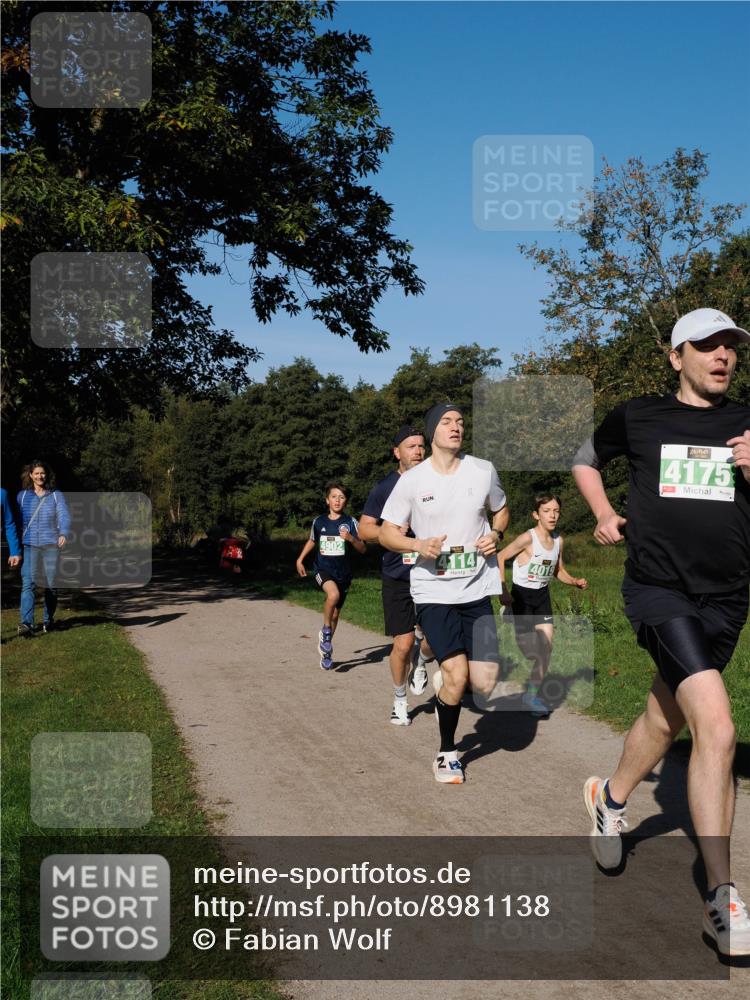 28.09.2025 - 33. Volkslauf durch das schöne Alstertal Fabian Wolf http://msf.ph/oto/8981138 28.09.2025 10:38:22 Laufen 4902, 4114, 21, 4019, 4175 meine-sportfotos.de