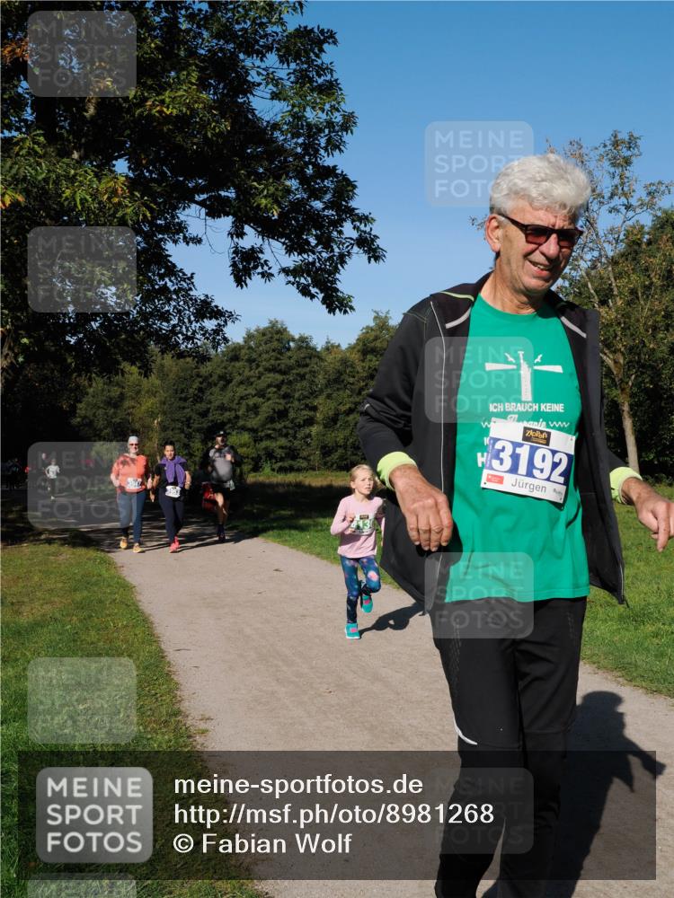 28.09.2025 - 33. Volkslauf durch das schöne Alstertal Fabian Wolf http://msf.ph/oto/8981268 28.09.2025 10:38:54 Laufen 3947, 3953, 3192 meine-sportfotos.de