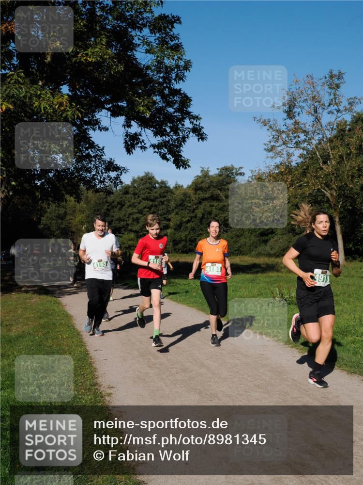 28.09.2025 - 33. Volkslauf durch das schöne Alstertal Fabian Wolf http://msf.ph/oto/8981345 28.09.2025 10:39:11 Laufen 4165, 4184, 4918 meine-sportfotos.de