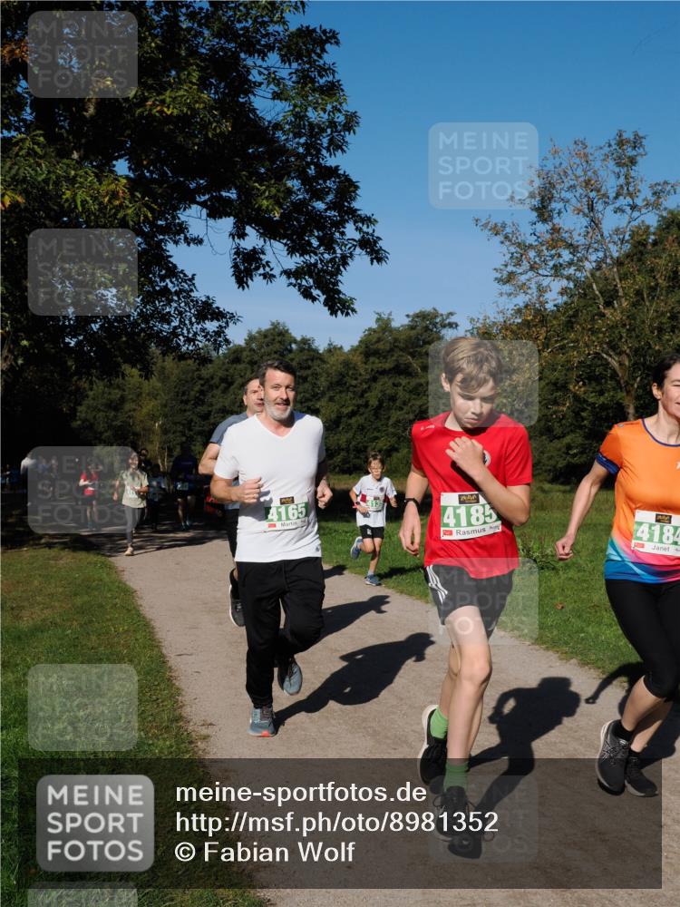 28.09.2025 - 33. Volkslauf durch das schöne Alstertal Fabian Wolf http://msf.ph/oto/8981352 28.09.2025 10:39:12 Laufen 4165, 4185, 4184 meine-sportfotos.de
