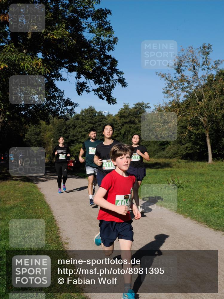 28.09.2025 - 33. Volkslauf durch das schöne Alstertal Fabian Wolf http://msf.ph/oto/8981395 28.09.2025 10:39:17 Laufen 414, 4119, 404 meine-sportfotos.de