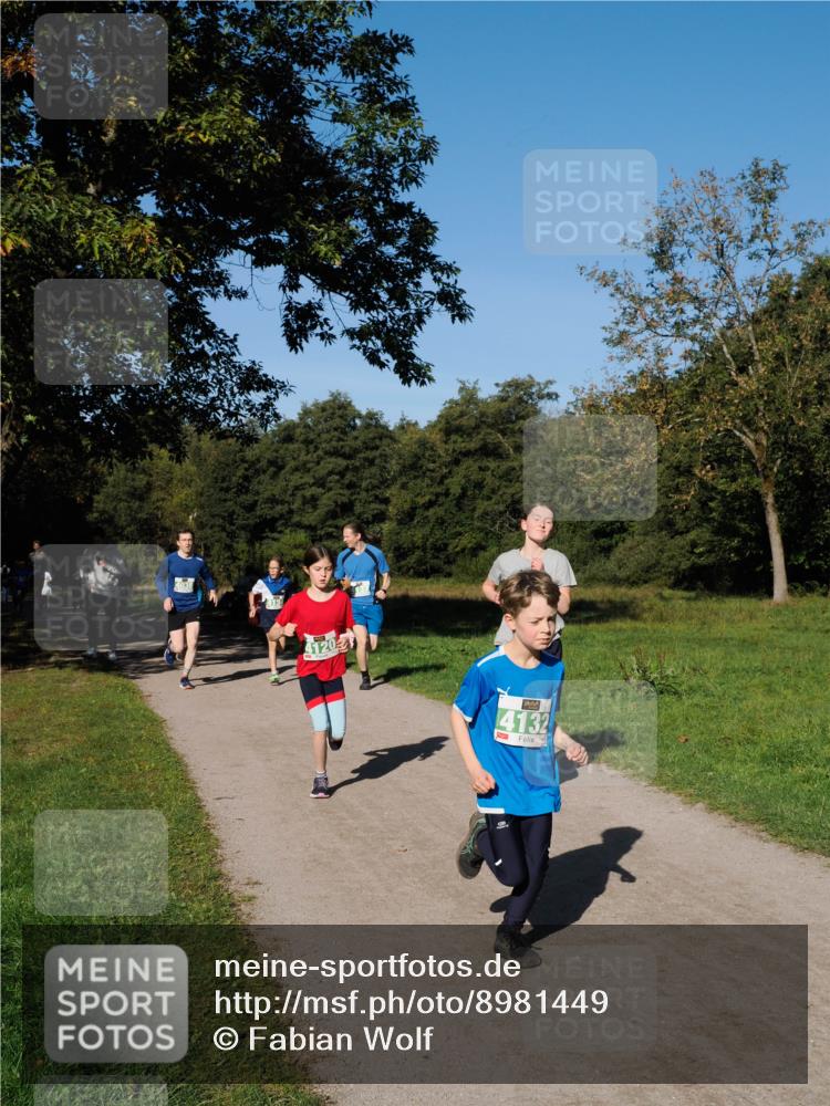 28.09.2025 - 33. Volkslauf durch das schöne Alstertal Fabian Wolf http://msf.ph/oto/8981449 28.09.2025 10:39:24 Laufen 4038, 412021, 4132 meine-sportfotos.de