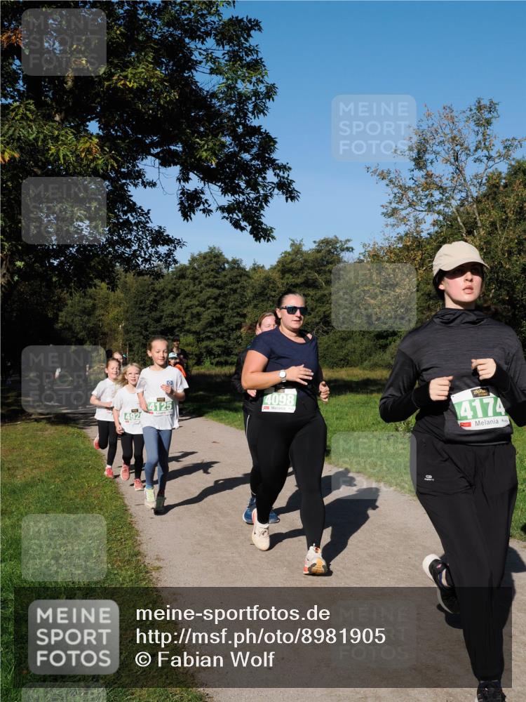 28.09.2025 - 33. Volkslauf durch das schöne Alstertal Fabian Wolf http://msf.ph/oto/8981905 28.09.2025 10:40:46 Laufen 4125, 4098, 4174 meine-sportfotos.de
