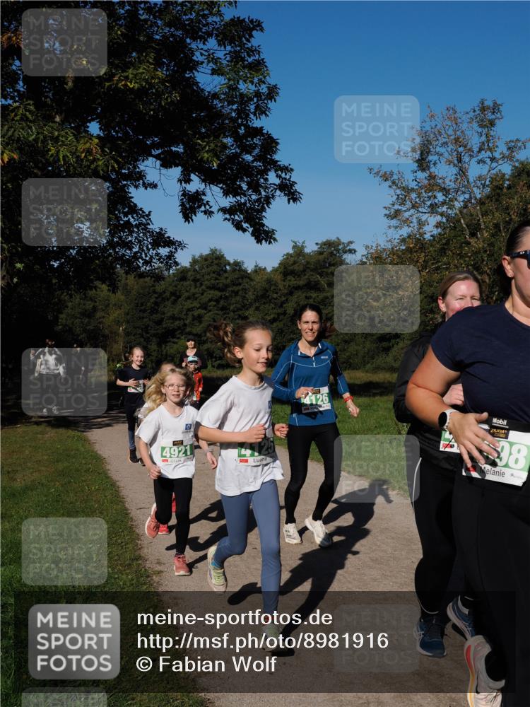 28.09.2025 - 33. Volkslauf durch das schöne Alstertal Fabian Wolf http://msf.ph/oto/8981916 28.09.2025 10:40:47 Laufen 4921, 4126, 98 meine-sportfotos.de