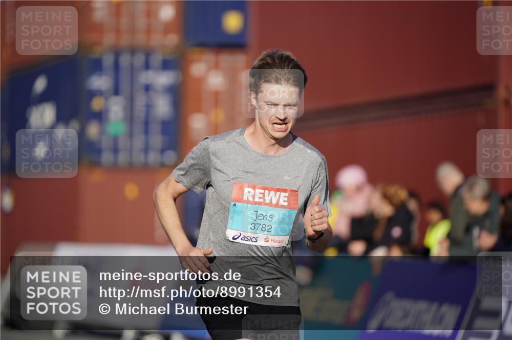 03.10.2025 - Köhlbrandbrückenlauf Michael Burmester http://msf.ph/oto/8991354 03.10.2025 09:45:35 Ziel 3782 meine-sportfotos.de
