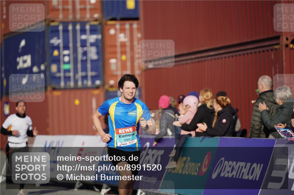 03.10.2025 - Köhlbrandbrückenlauf Michael Burmester http://msf.ph/oto/8991520 03.10.2025 09:47:43 Ziel 1062, 3304, 3336 meine-sportfotos.de