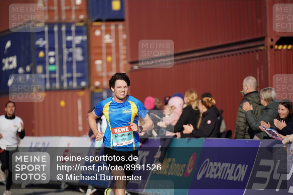 03.10.2025 - Köhlbrandbrückenlauf Michael Burmester http://msf.ph/oto/8991526 03.10.2025 09:47:43 Ziel 1062, 3304, 3336 meine-sportfotos.de