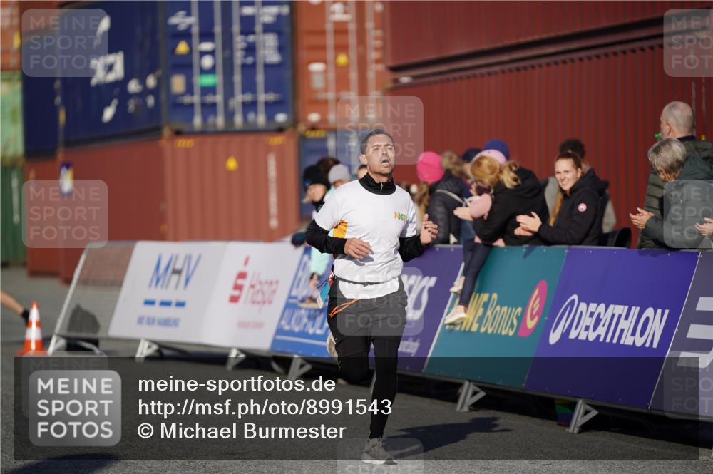 03.10.2025 - Köhlbrandbrückenlauf Michael Burmester http://msf.ph/oto/8991543 03.10.2025 09:47:45 Ziel 1062, 3304, 3336 meine-sportfotos.de
