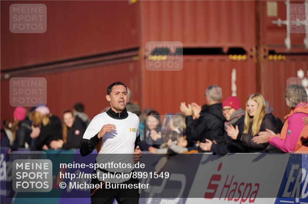 03.10.2025 - Köhlbrandbrückenlauf Michael Burmester http://msf.ph/oto/8991549 03.10.2025 09:47:46 Ziel 1062, 3304, 3336 meine-sportfotos.de