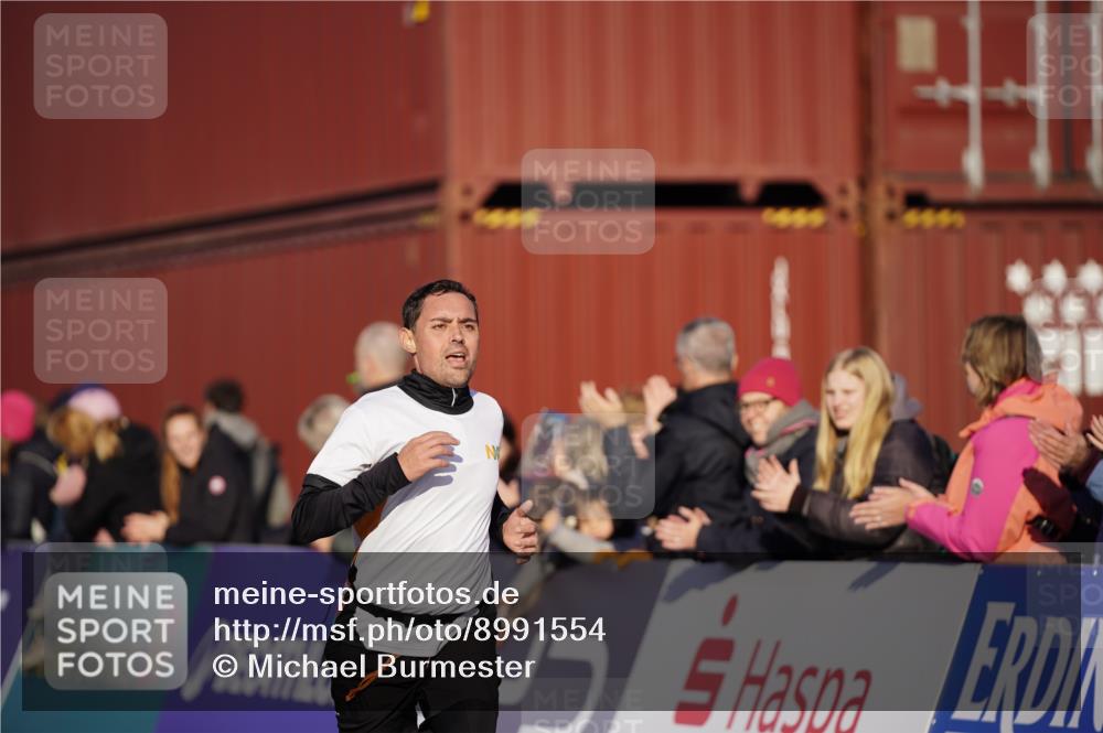 03.10.2025 - Köhlbrandbrückenlauf Michael Burmester http://msf.ph/oto/8991554 03.10.2025 09:47:46 Ziel 1062, 3304, 3336 meine-sportfotos.de