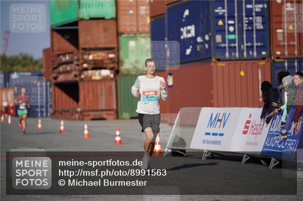03.10.2025 - Köhlbrandbrückenlauf Michael Burmester http://msf.ph/oto/8991563 03.10.2025 09:48:05 Ziel 3209 meine-sportfotos.de