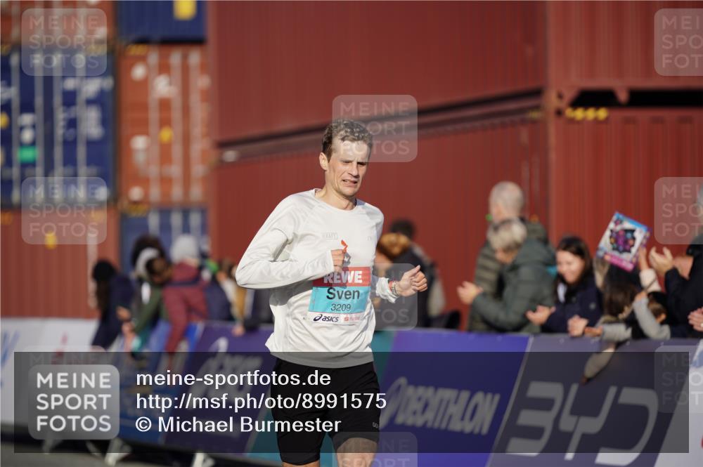 03.10.2025 - Köhlbrandbrückenlauf Michael Burmester http://msf.ph/oto/8991575 03.10.2025 09:48:07 Ziel 3209 meine-sportfotos.de