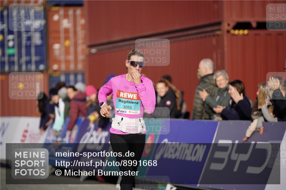 03.10.2025 - Köhlbrandbrückenlauf Michael Burmester http://msf.ph/oto/8991668 03.10.2025 09:49:20 Ziel 1022, 3203 meine-sportfotos.de