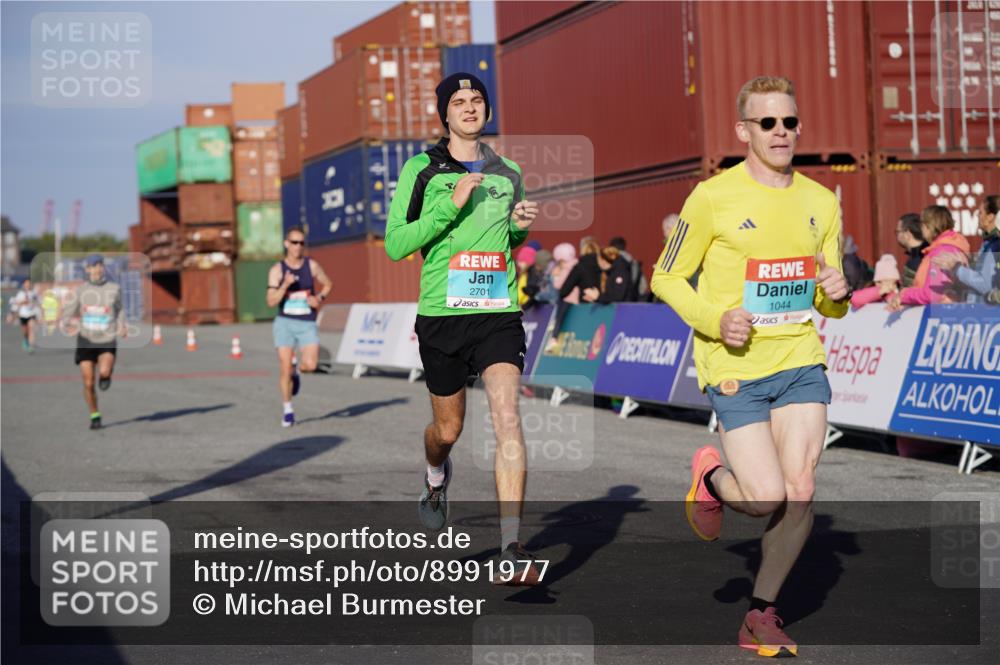 03.10.2025 - Köhlbrandbrückenlauf Michael Burmester http://msf.ph/oto/8991977 03.10.2025 09:50:52 Ziel 1007, 1017, 1044, 2701 meine-sportfotos.de