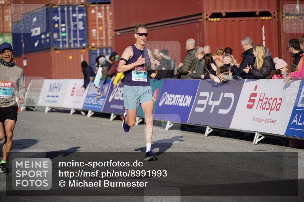 03.10.2025 - Köhlbrandbrückenlauf Michael Burmester http://msf.ph/oto/8991993 03.10.2025 09:50:54 Ziel 1007, 1017, 1044, 2701 meine-sportfotos.de