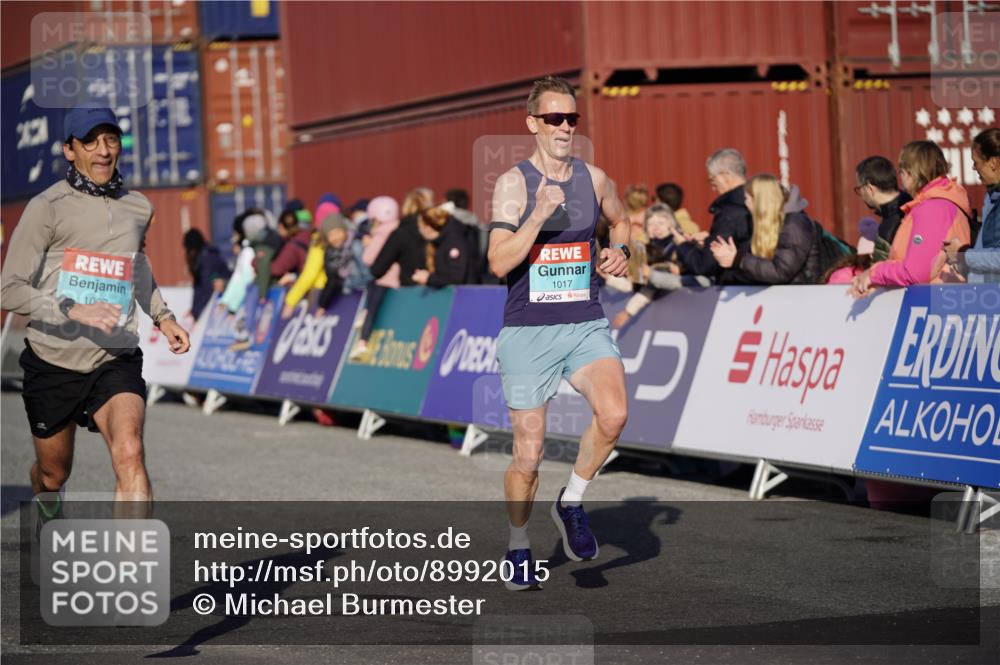 03.10.2025 - Köhlbrandbrückenlauf Michael Burmester http://msf.ph/oto/8992015 03.10.2025 09:50:55 Ziel 1007, 1017, 1044, 2701 meine-sportfotos.de
